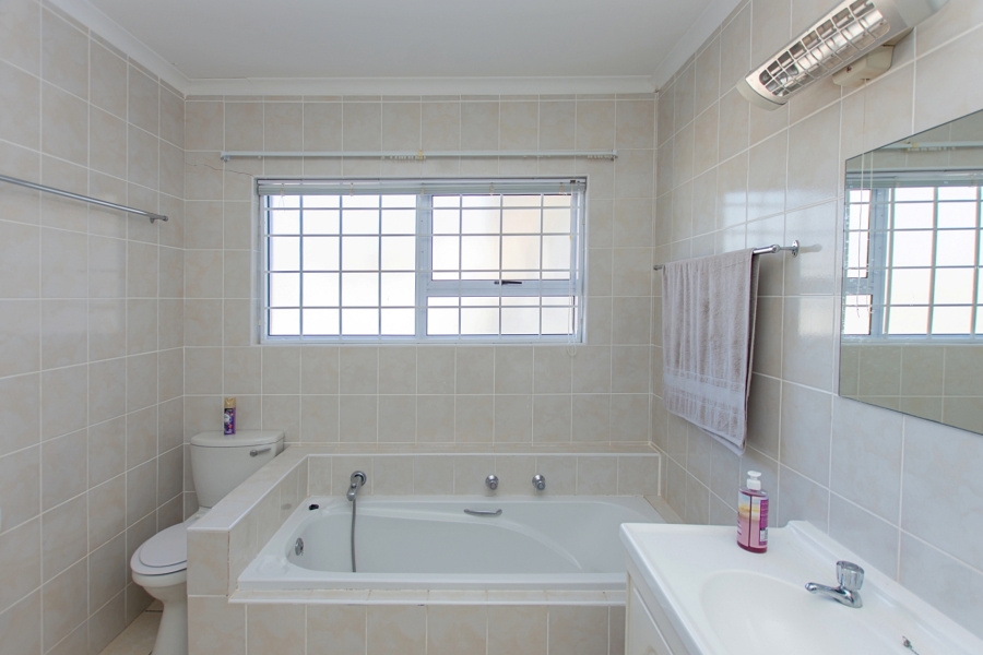 3 Bedroom Property for Sale in Middedorp Western Cape